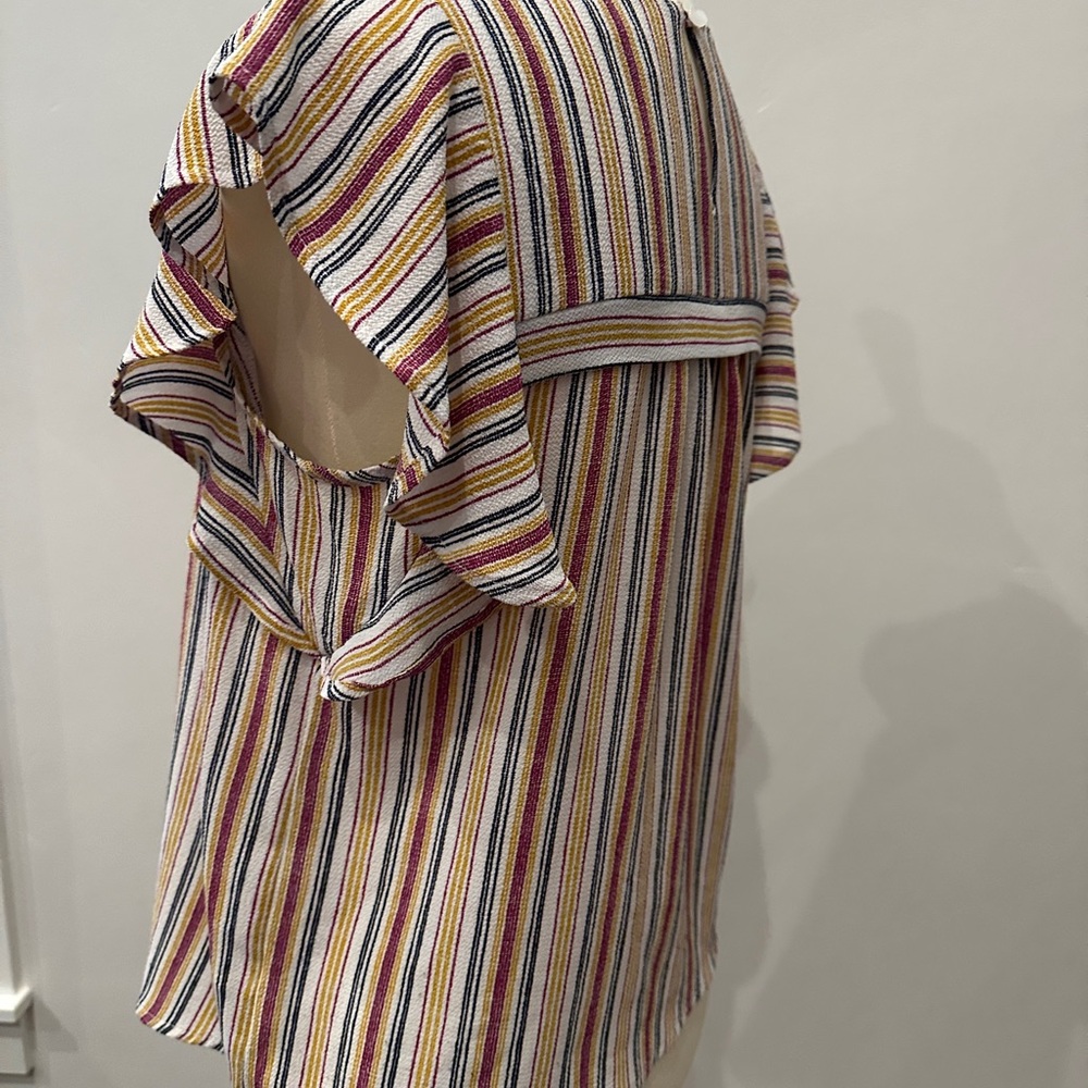 Chic Striped Ruffle Blouse - Picture 4 of 8